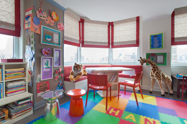 Стол у окна в интерьере детской комнаты